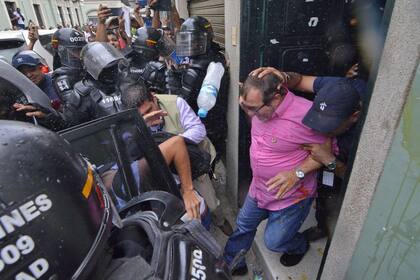 Timochenko, anteayer, repudiado a la salida de una entrevista, en Cali