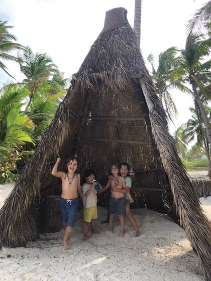 Timoteo, Polonio y Astro juegan en la playa con un amigo.