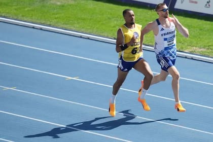Timothee Adolphe, de Francia, es ciego y uno de los favoritos para quedarse con la prueba de 100 metros T11. En esta prueba corren acompañado por un atleta que lo guía en la pista