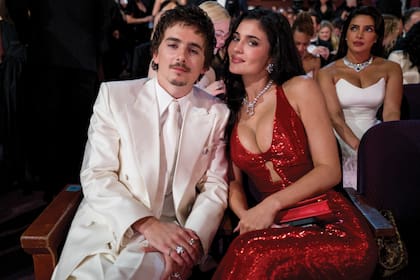 Timothée Chalamet
rompió moldes con un traje
blanco de Givenchy, mientras
que su novia, Kylie Jenner,
optó por un vestido rojo con
escote halter pronunciado
y apliques de cristales de
Schiaparelli, mismo diseño
que usó en tono nude en
2023, durante la Semana de
la Moda de París