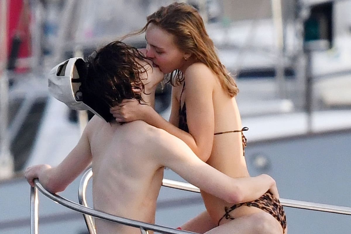 Timothée Chalamet y Lily Rose Depp se mostraron muy enamorados en un paseo en barco en Capri