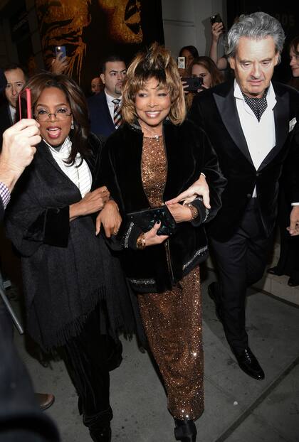 Turner, de 79 años, llegó hasta el Lunt-fontanne Theatre acompañada por su marido, Erwin Bach, y su amiga Oprah Winfrey