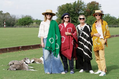Tina, con un poncho de Araucana, rodeada por sus amigas Anita Bereciartúa, Josefina (Fini) Alurralde y Pilar Stefani.