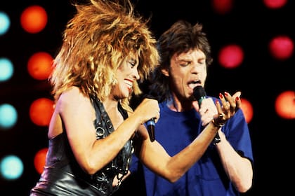 Tina Turner y Mick Jagger en 1985, en Live Aid; se conocieron en los 60 y construyeron una gran amistad