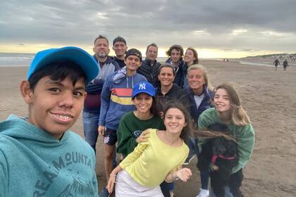 Tincho (al frente, de gorra turquesa) con su familia y la de Carina Minaverry, con quienes se encontraron en la costa bonaerense para empezar juntos el año.