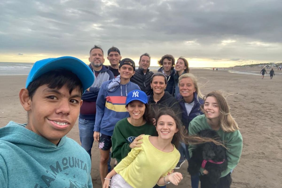 Tincho (al frente, de gorra turquesa) con su familia y la de Carina Minaverry, con quienes se encontraron en la costa bonaerense para empezar juntos el año.