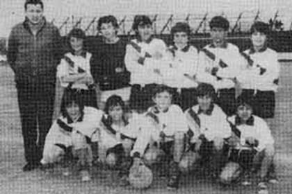 Tinelli, el primero de la derecha arriba, en Defensores de San Telmo