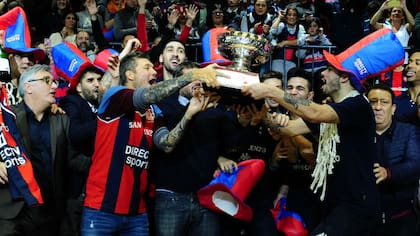 Tinelli festejando el bicampeonato de la Liga Nacional