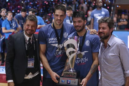 Tinelli, Mata, Aguirre y Lammens, con el trofeo de la Liga de las Américas
