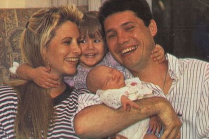 Tinelli, en los 80, junto a su exmujer Soledad Aquino y sus hijas Micaela y Candelaria