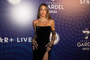 Tini, bellísima en la alfombra roja de los Premios Gardel