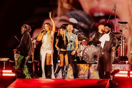 Tini con Coldplay y todos los cantante invitados haciendo "We Pray", en Dublín