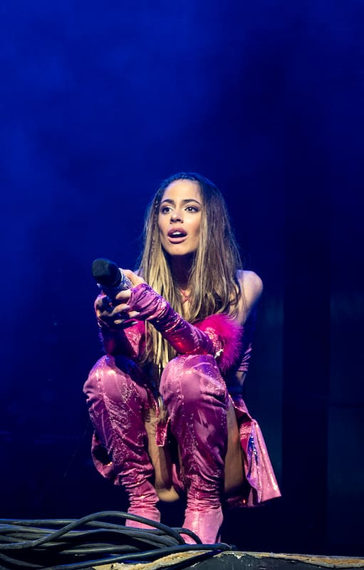 Tini en el escenario: pasó por Villa María y Neuquén y LA NACION viajó con ella