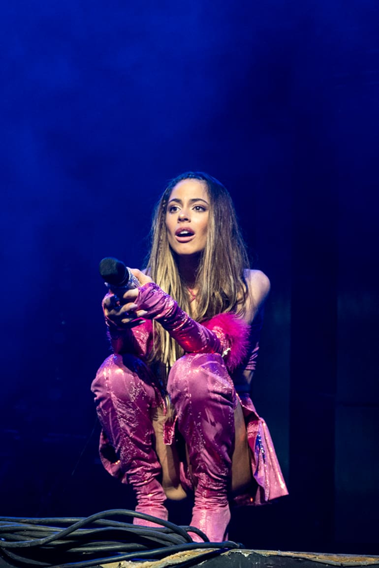 Tini en el escenario: pasó por Villa María y Neuquén y LA NACION viajó con ella