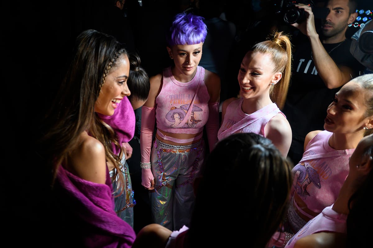 Tini, junto a las bailarinas, en la previa al show