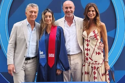 Tini junto a Mauricio, su padre Bruno Barbier y Juliana tras la ceremonia de graduación