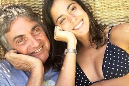 Tini junto a su padre, Alejandro Stoessel