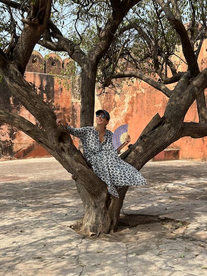 Tini Lanús disfrutando de la conexión con la naturaleza, un símbolo de su viaje personal y profesional