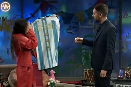 Tini Stoesell le llevó a David Broncano la camiseta de la selección argentina (Foto: Captura)