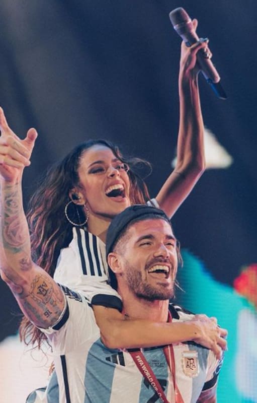 Tini Stoessel junto a Rodrigo de Paul en la fiesta mundialista que montaron en el cierre de su gira, en el Campo Argentino de Polo