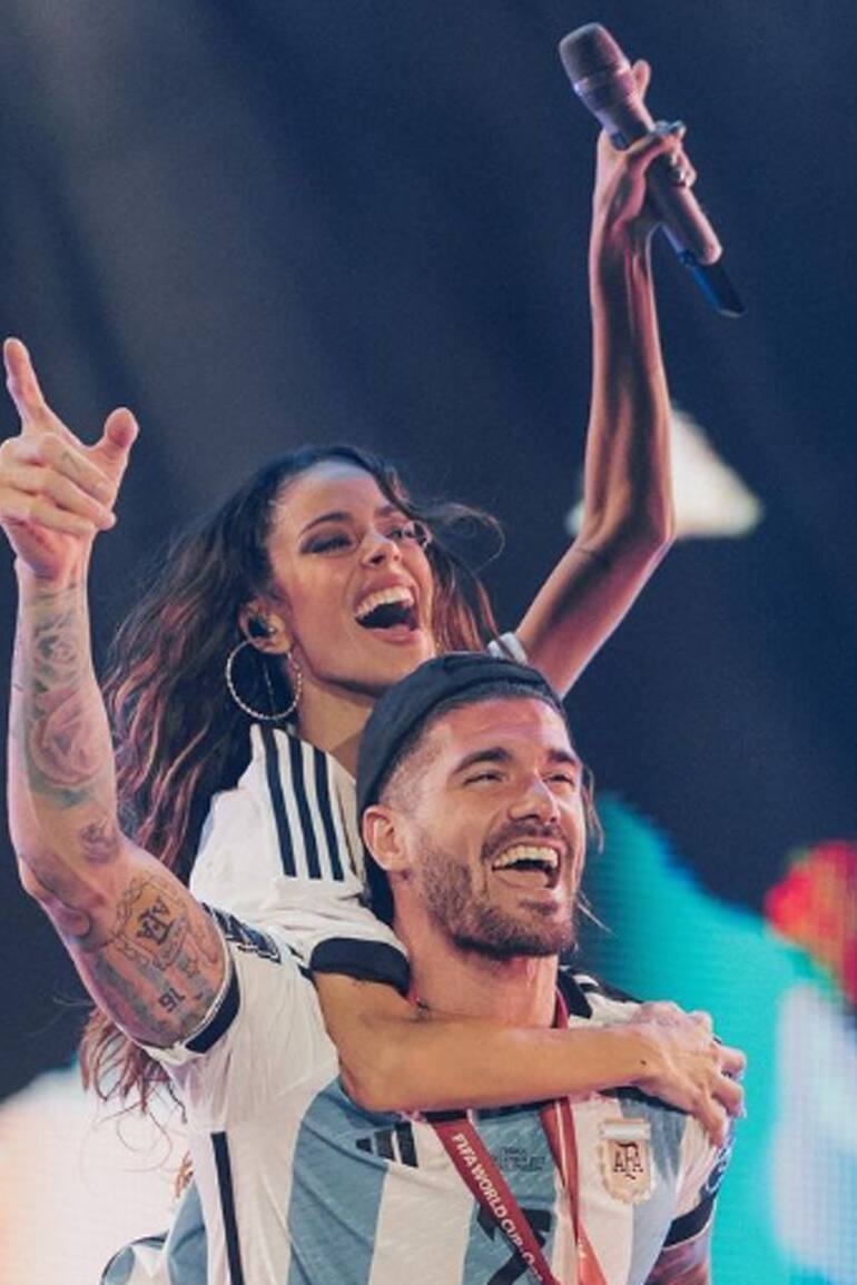 Tini Stoessel junto a Rodrigo de Paul en la fiesta mundialista que montaron en el cierre de su gira, en el Campo Argentino de Polo