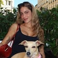 Tini Stoessel paseó por París con Fifi, su perrita rescatada