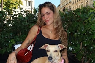 Tini Stoessel paseó por París con Fifi, su perrita rescatada