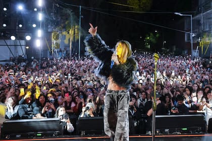 Tini Stoessel dio un show gratuito para sus fans en Palermo, Buenos Aires