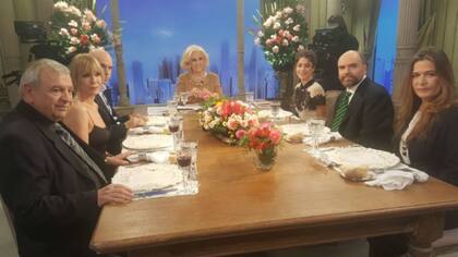 Tini Stoessel en la mesaza de Mirtha Legrand