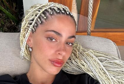 Tini Stoessel pasó por muchos estilos: acá con trenzas