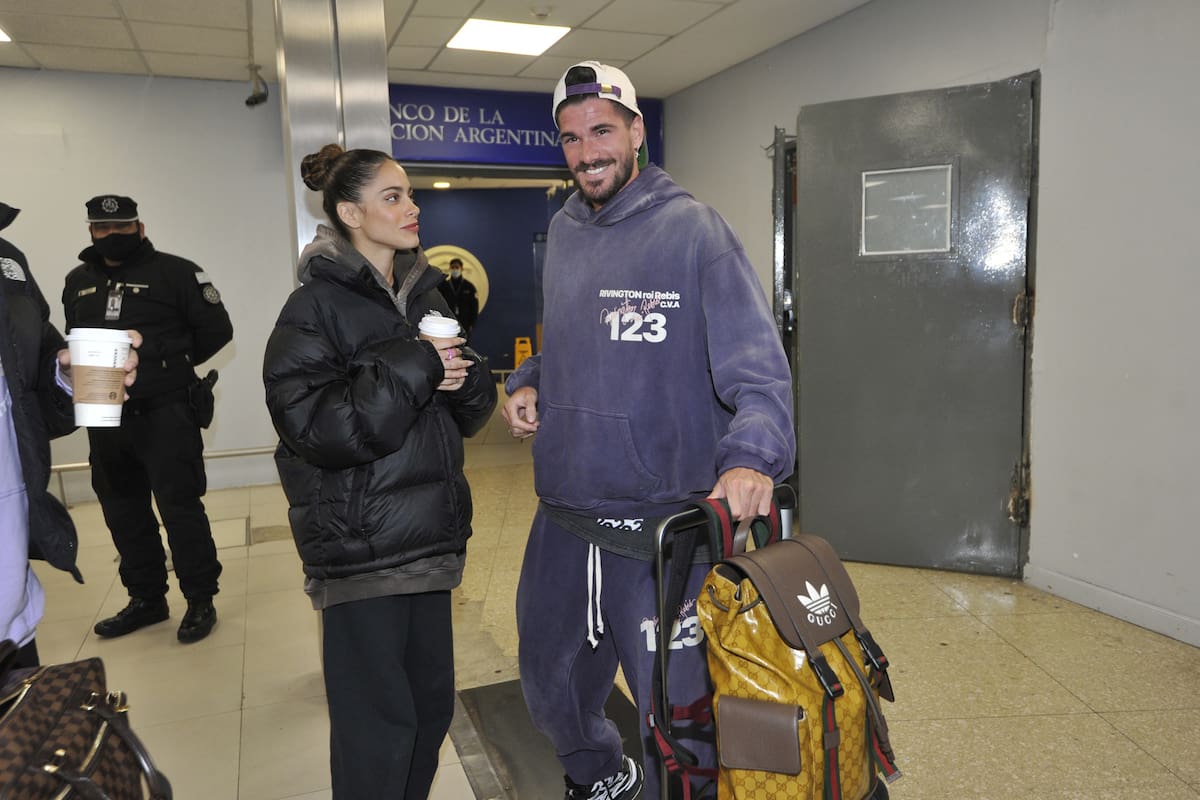 Tini Stoessel y Rodrigo De Paul regresaron a la Argentina después de unas vacaciones en España