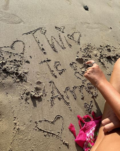 "Tini te amo", el mensaje sobre la arena que la cantante recibió de una de sus amigas (Foto: Instagram @tinistoessel)