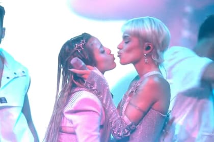 Tini y Emilia terminaron su presentación en los premios Lo Nuestro con un beso en la boca (Captura video)