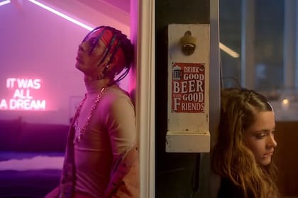 Tini y Khea en una imagen del video de "Ella dice"
