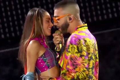 Tini y Manuel Turizo durante la interpretación de "Maldita foto"