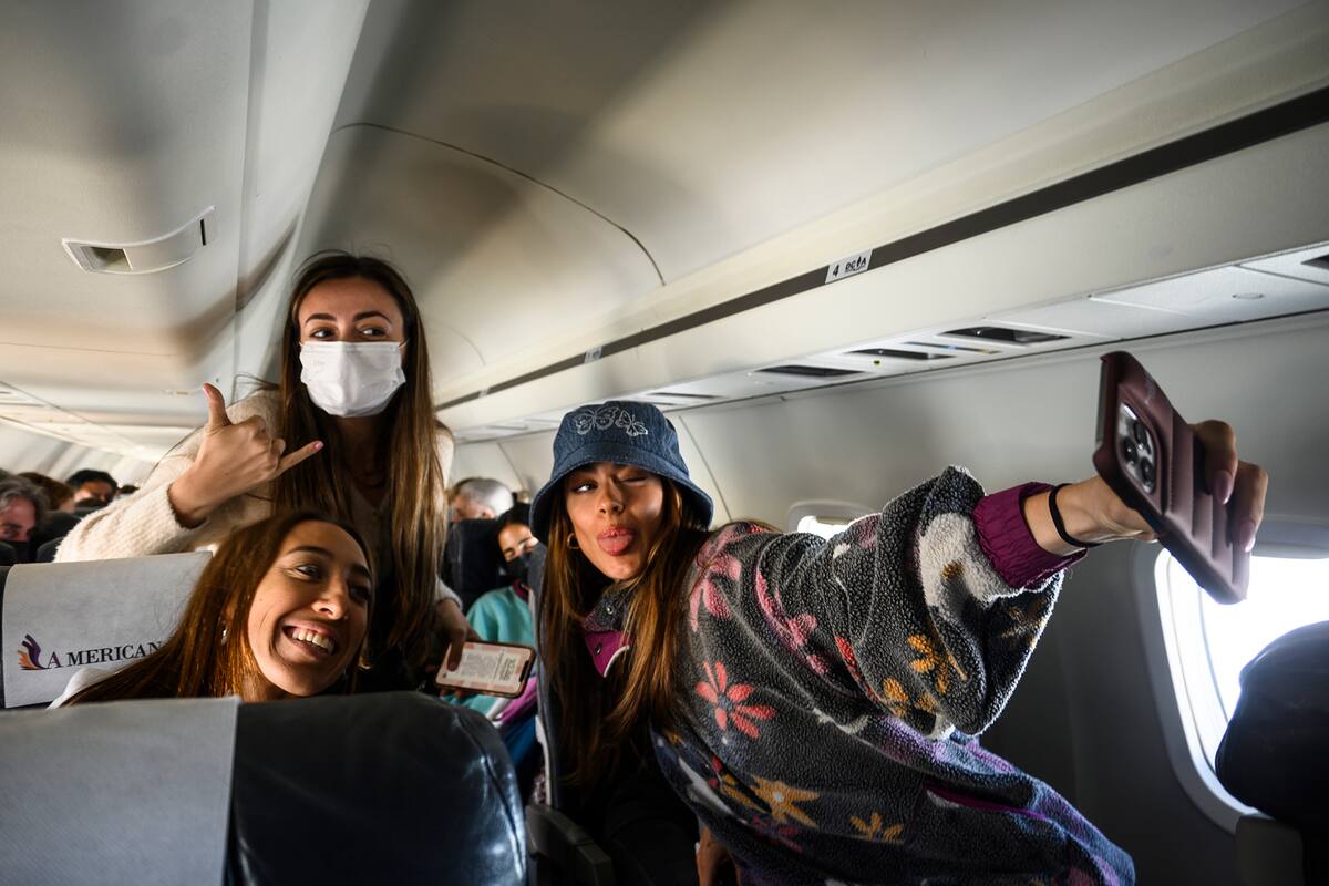 Tini en el escenario: pasó por Villa María y Neuquén y LA NACION viajó con ella