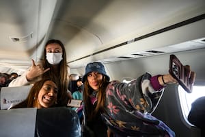 Tini y sus amigas en el avión, a punto de empezar una gira de fin de semana por Villa María y Neuquén