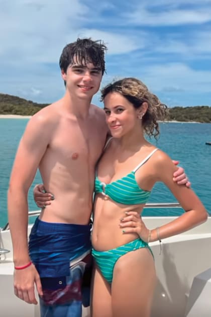 Tino junto a su novia, Daniela Sofía, durante una escapada a la playa en la que celebró sus 18 años