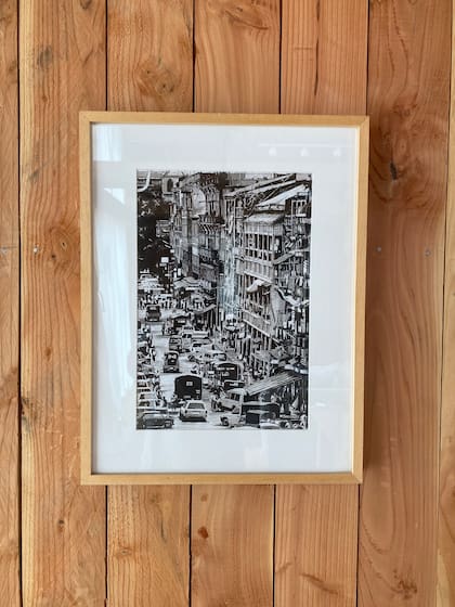 Tinta china sobre papel, de Francisco Steverlynck. "Intenté recrear una ciudad del sudeste asiático. Me pareció que quedaba bien el blanco y negro sobre la madera".