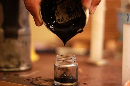 Tinta producida con el hollín capturado de los autos
