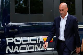 Tío del exjefe del fútbol español Rubiales le lanza huevos durante la presentación de su libro