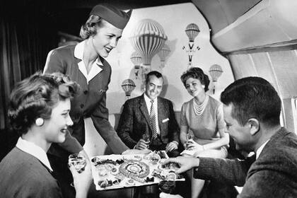Típico servicio de canapés y cocktails en el salón delantero del Boeing 707 (1960)