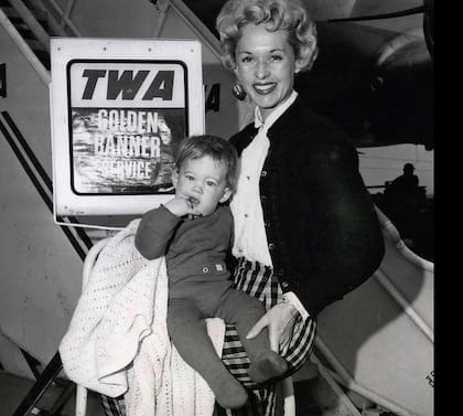 Tippi Hedren sostiene a su hija, la también actriz Melanie Griffith