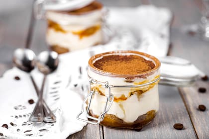 Tiramisú de chocolate blanco en frasco de vidrio.