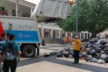 Tiran basura en la puerta de la municipalidad de la ciudad de La Rioja: un episodio de la insólita crisis en la provincia