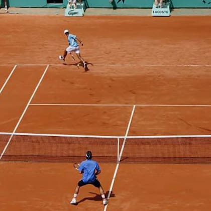 Tirando una Gran Willy ante Federer en la central de Roland Garros