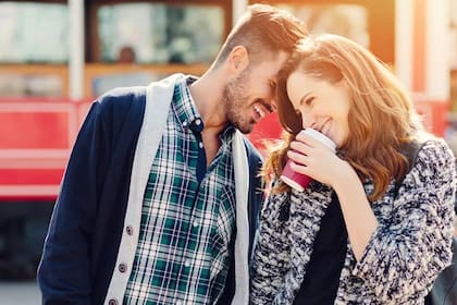 "Tirar o echar los perros": esta expresión puede variar dependiendo de los países, pero en la mayoría de ellos está relacionada con el coqueteo (iStock)