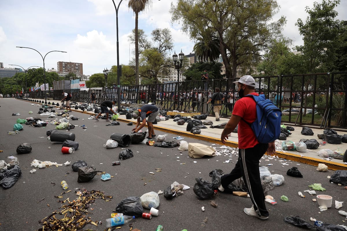 Tiraron bolsas de basura hacia el palacio de Justicia. Marcha para pedir la liberación de Milagro Sala a cinco años de su detención