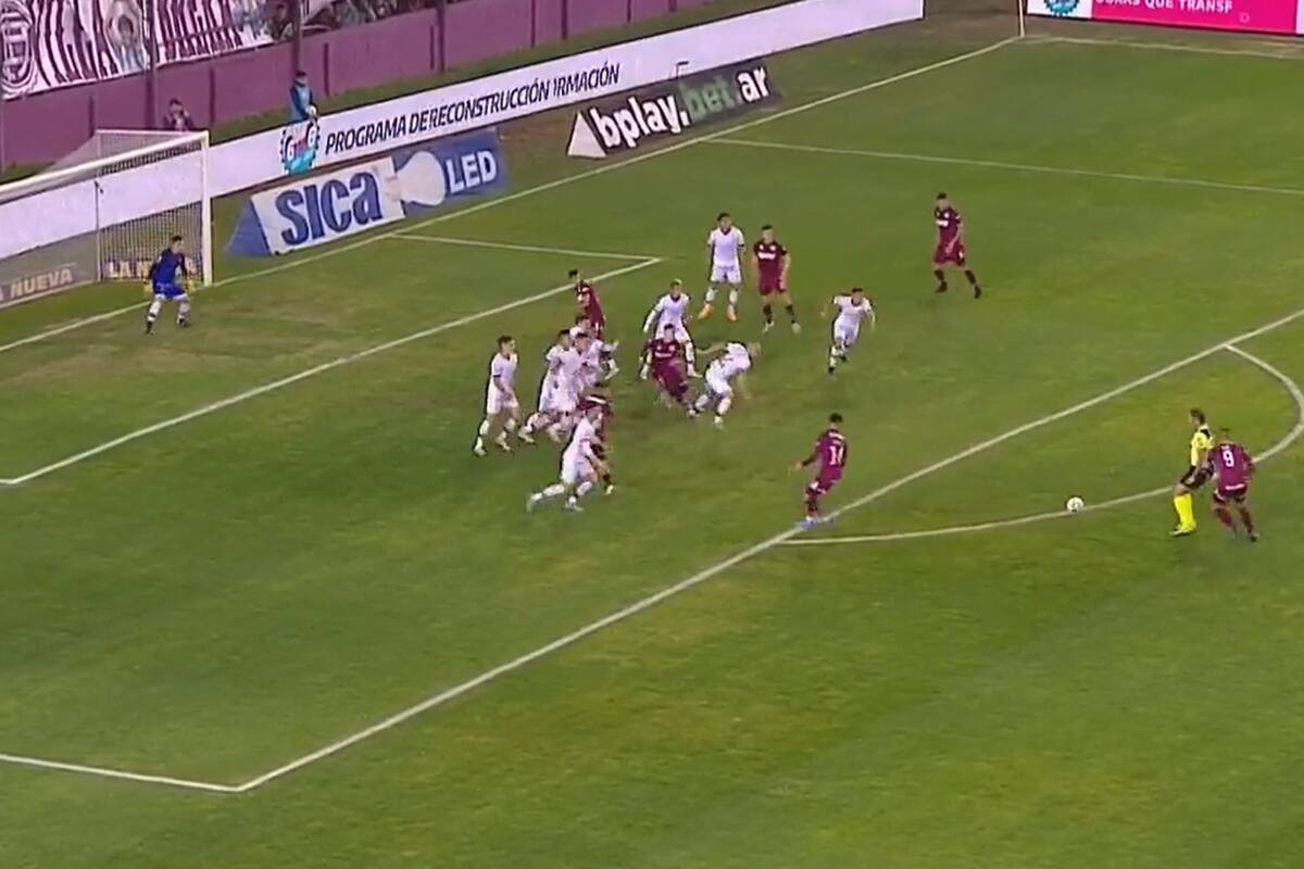 Tiro libre para Lanús. Vigliano se interpone entre Sand y la pelota