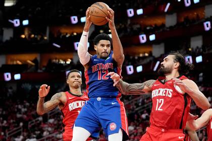 Tiros libres de Cunningham al final ayudan a Pistons a vencer 115-111 a Rockets